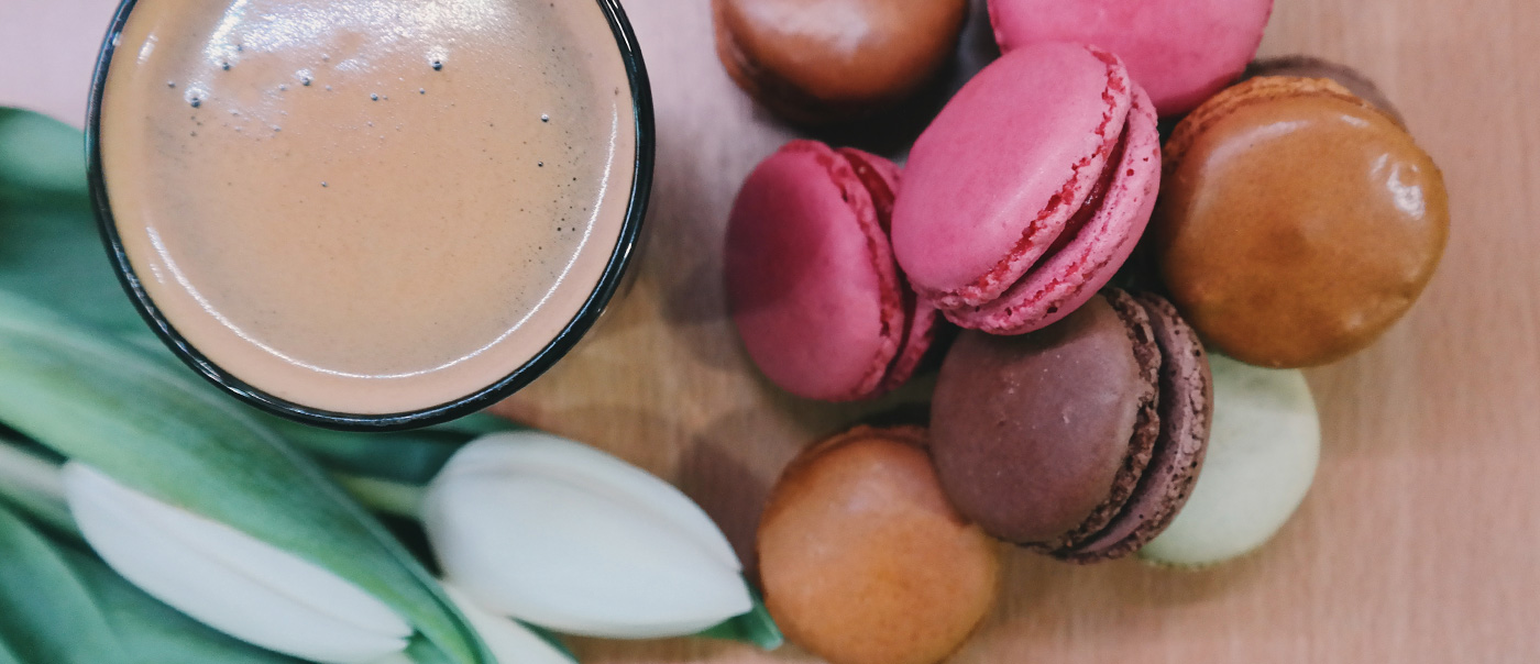 Coffee cup with macaroons